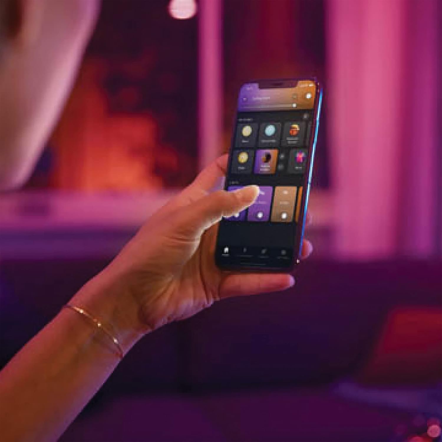 Philips Hue White & Color Ambiance Ensis Pendelleuchte (5.500 lm), dimmbare Esstischlampe für das Hue Lichtsystem mit 16 Mio. Farben, smarte Lichtsteuerung über Sprache oder App, schwarz