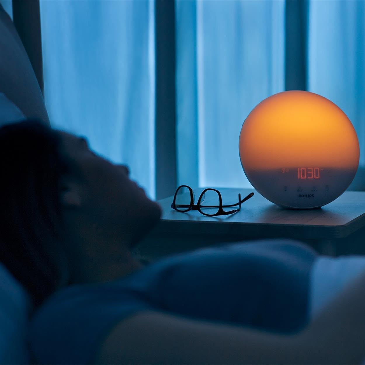 Philips Wake-up Light, farbige Sonnenaufgangssimulation, 20 Lichtstärken, 7 natürliche Klänge, Mitternachtslicht (Modell HF3531/01)